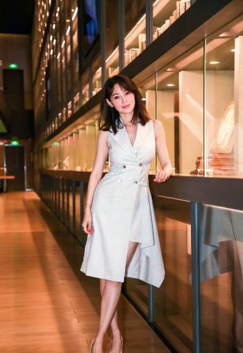 中国内地吉林省长春市南关女演员于明加Lorla气质美女明星床上调皮写真第0张
