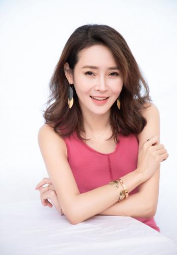 中国内地吉林省长春市南关女演员于明加Lorla气质美女明星床上调皮写真第2张