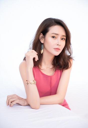 中国内地吉林省长春市南关女演员于明加Lorla气质美女明星床上调皮写真第3张