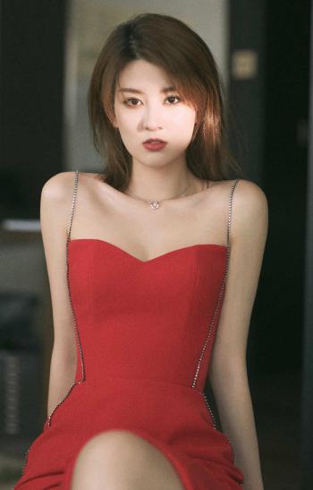 高清中国内地黑龙江省哈尔滨女演员乔欣吊带红裙性感写真图片第2张