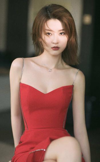 高清中国内地黑龙江省哈尔滨女演员乔欣吊带红裙性感写真图片第0张