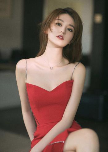 高清中国内地黑龙江省哈尔滨女演员乔欣吊带红裙性感写真图片第1张