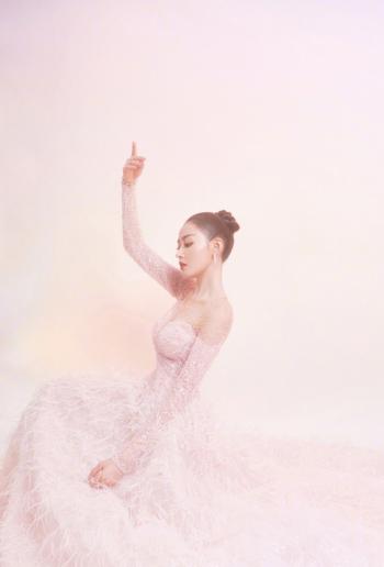 高清哈尔滨新生代女演员张天爱最新时尚杂志封面写真图片第1张