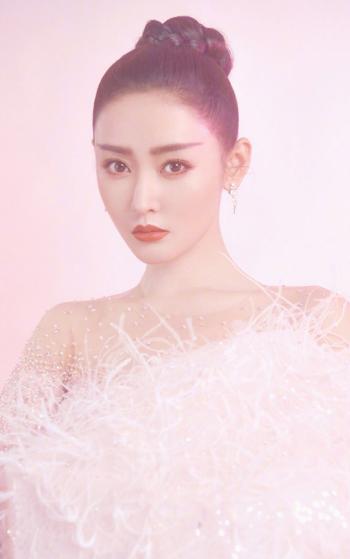 高清哈尔滨新生代女演员张天爱最新时尚杂志封面写真图片第2张