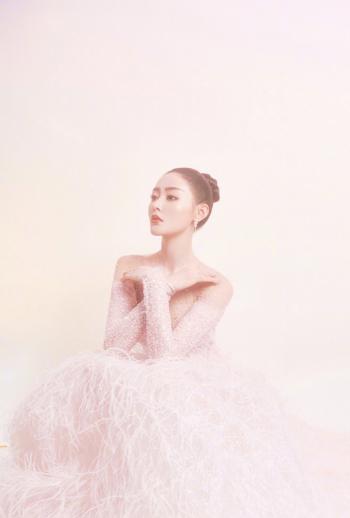 高清哈尔滨新生代女演员张天爱最新时尚杂志封面写真图片第3张