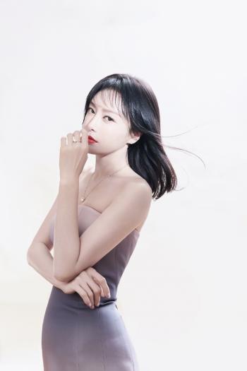 高清中国内地辽宁省沈阳女演员秦岚优雅妩媚写真桌面壁纸第0张