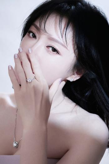 高清中国内地辽宁省沈阳女演员秦岚优雅妩媚写真桌面壁纸第1张
