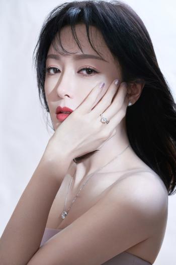 高清中国内地辽宁省沈阳女演员秦岚优雅妩媚写真桌面壁纸第2张