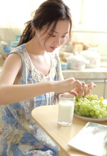 高清gogo美女露肩吊带美女风情诱惑大胆美女图片第3张