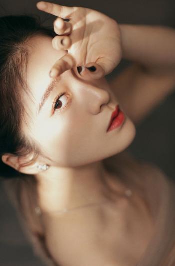 中国内地浙江省义乌女演员张雪迎时尚个性写真图片第2张