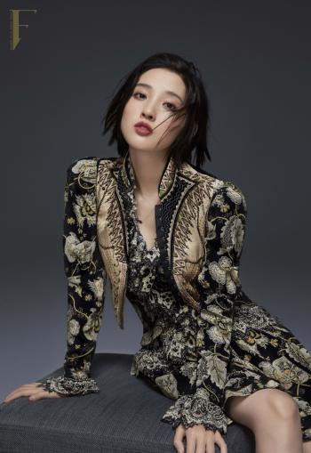 高清中国内地四川女演员唐艺昕湿发吊带裙性感写真图片第2张
