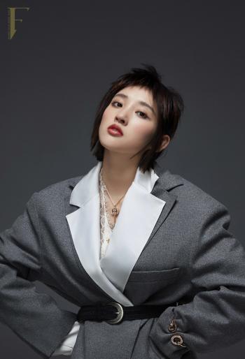 高清中国内地四川女演员唐艺昕湿发吊带裙性感写真图片第3张