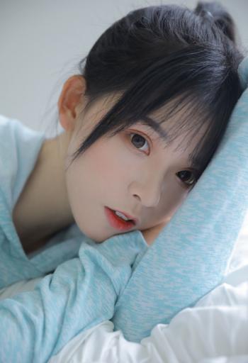 高清清纯床上美女性感细白长直腿美女写真第2张
