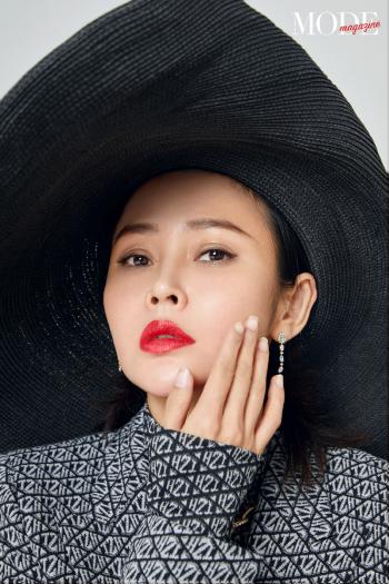 中国内地吉林省长春市南关女演员于明加Lorla气质美女明星床上调皮写真第1张
