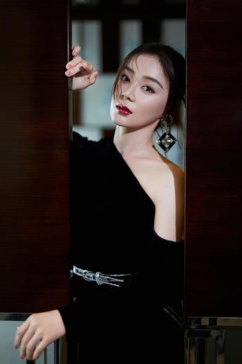 高清中国内地影视湖北省襄阳女演员袁姗姗羽毛裙唯美写真桌面壁纸第1张