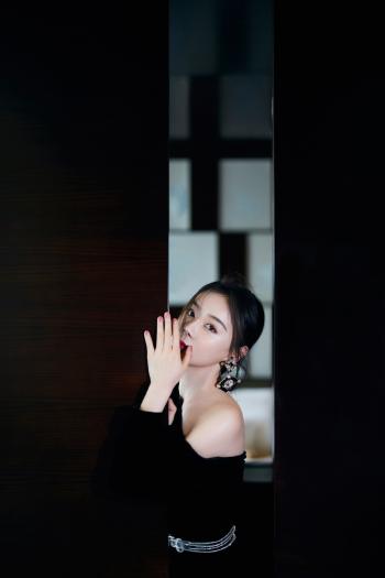 高清中国内地影视湖北省襄阳女演员袁姗姗羽毛裙唯美写真桌面壁纸第2张