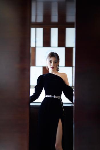 高清中国内地影视湖北省襄阳女演员袁姗姗羽毛裙唯美写真桌面壁纸第3张
