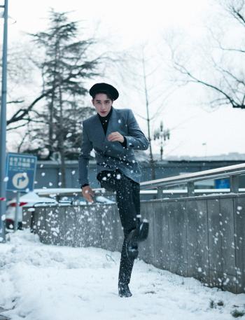 校花美女学生妹冬季雪景养眼迷人写真图片第0张
