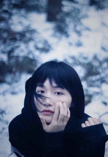 校花美女学生妹冬季雪景养眼迷人写真图片第2张