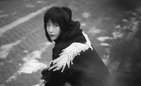 校花美女学生妹冬季雪景养眼迷人写真图片第5张