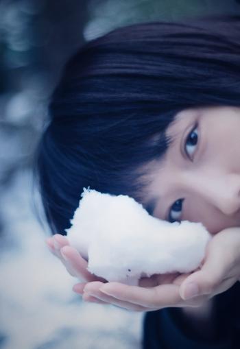 校花美女学生妹冬季雪景养眼迷人写真图片第6张