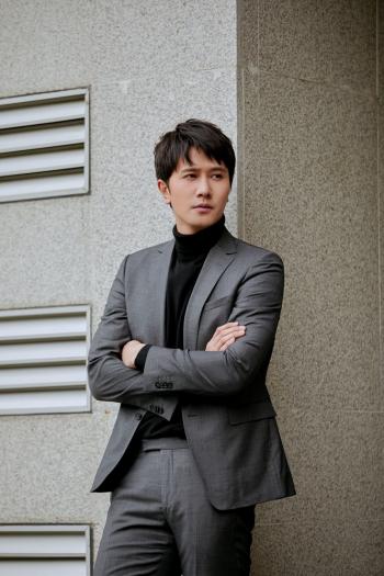 中国内地吉林省长春影视男演员彭冠英阳光帅气写真图片桌面壁纸第2张