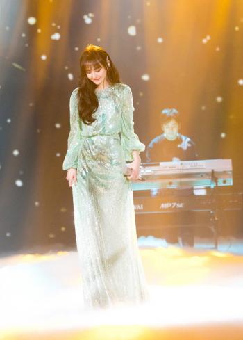 高清中国内地女演员郑爽《我在颐和园等你》灵动剧照图片第3张