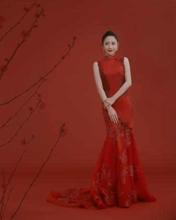 高清中国内地新疆伊犁影视女演员佟丽娅红色旗袍喜庆性感写真图片第2张