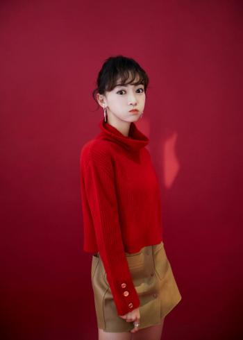高清中国内地北京人影视女演员吴谨言红色毛衣俏皮写真图片第2张