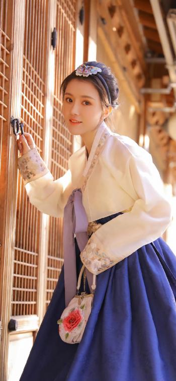 清纯90后低胸美女轻熟性感私房写真第0张