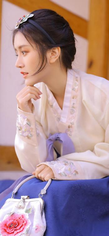 清纯90后低胸美女轻熟性感私房写真第2张