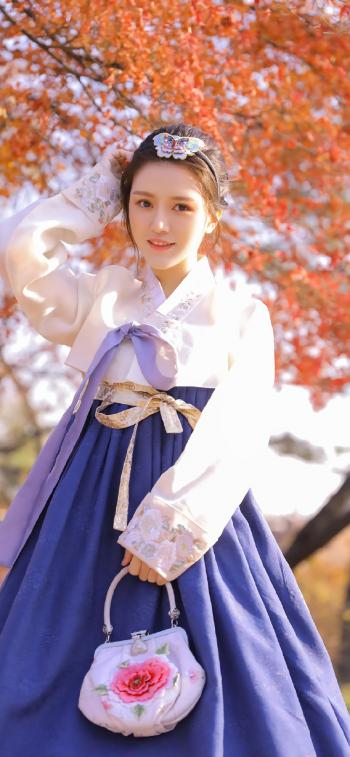 清纯90后低胸美女轻熟性感私房写真第3张