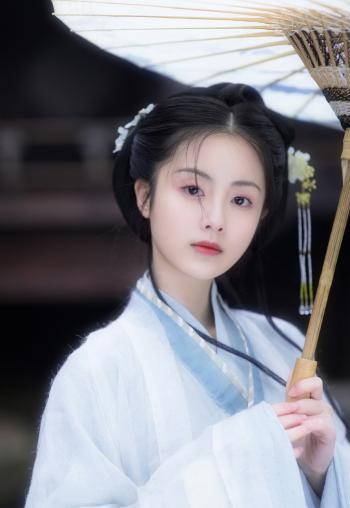 中国内地女广东陆丰模特章乐韵吊带裙迷人写真图片第2张