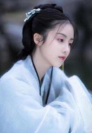 中国内地女广东陆丰模特章乐韵吊带裙迷人写真图片第3张