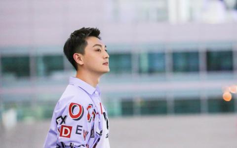 中国影视男演员张晓谦蓝色衬衣清爽帅气写真第2张