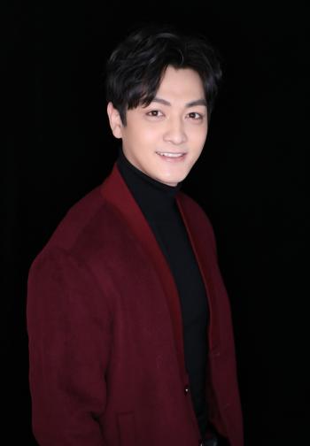中国影视男演员张晓谦红色开衫帅气图片写真第0张