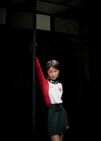 高清中国内地影视河北省石家庄女演员周冬雨粉裙优雅海边写真图片第3张