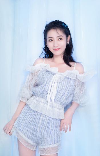 高清中国内地北京朝阳女演员邢菲清新元气写真图片桌面壁纸第2张