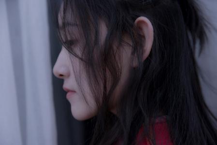 蒋依依图片 蒋依依雪中红衣甜美写真图片第5张