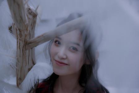 蒋依依图片 蒋依依雪中红衣甜美写真图片第6张