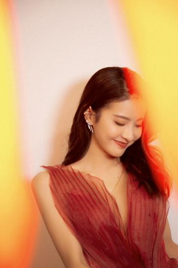 高清中国内地北京女演员赖雨濛性感光影写真图片第2张