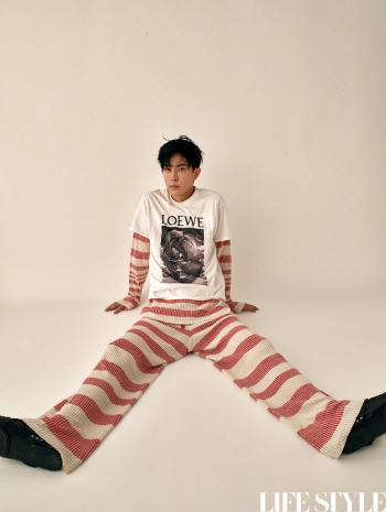 高清新疆乌鲁木齐男明星于朦胧复古造型杂志写真图片第2张