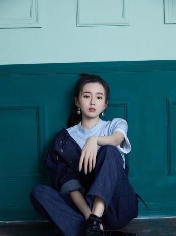 高清山东省青岛美女江铠同冷艳洋装小女人霸气时尚写真第2张