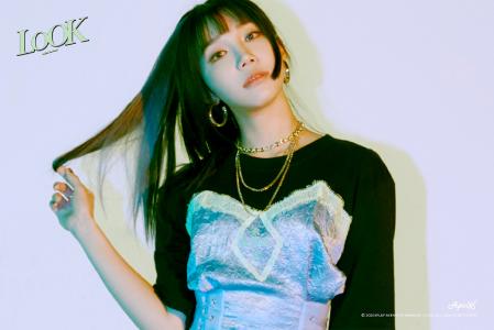 韩国釜山女演员Apink郑恩地孙娜恩时尚杂志写真图片第2张