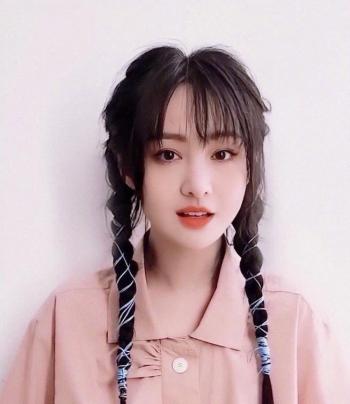 高清中国内地女演员郑爽粉色裙子高冷性感图片第2张