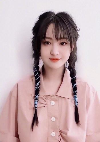 高清中国内地女演员郑爽粉色裙子高冷性感图片第3张