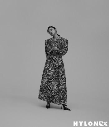 美女张瑶图片 _ 第(1)张