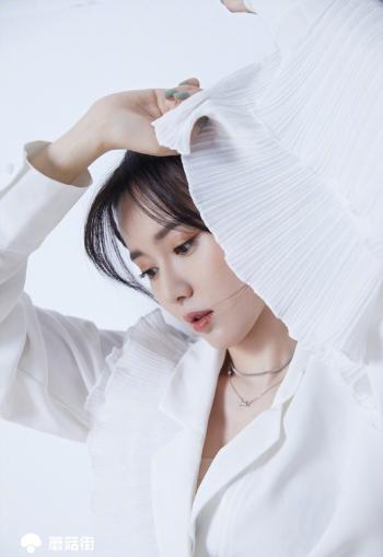 高清山东省青岛美女江铠同冷艳洋装小女人霸气时尚写真第2张
