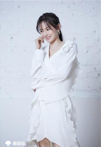 高清山东省青岛美女江铠同冷艳洋装小女人霸气时尚写真第3张