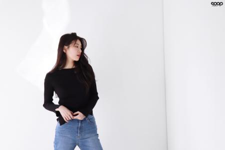 裴秀智运动休闲风时尚写真图片第4张